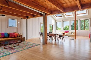 TV, fireplace - Artists’ Hideaway in Old Chatham (Old Chatham)