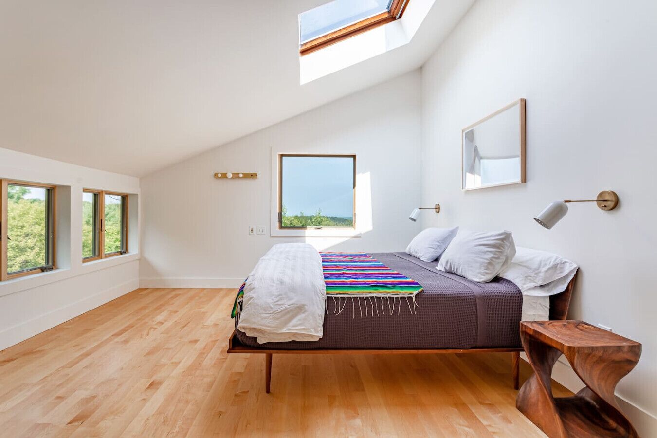 2 habitaciones, escritorio y tabla de planchar con plancha 