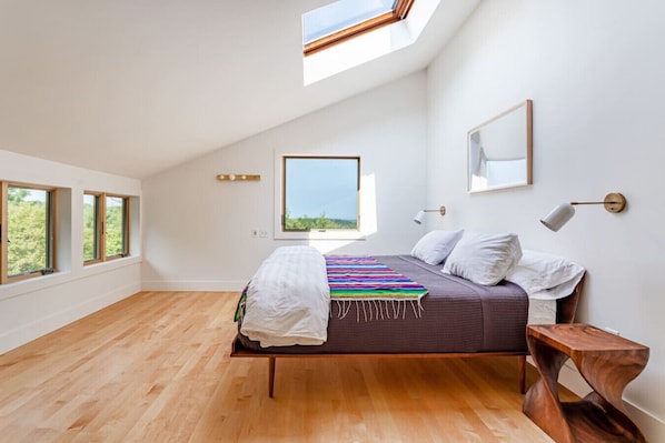 2 bedrooms, desk, iron/ironing board, travel cot