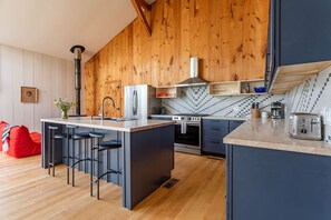 Mikrovågsugn, ugn, spishäll och diskmaskin