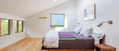 2 chambres, bureau, fer et planche à repasser, lit parapluie