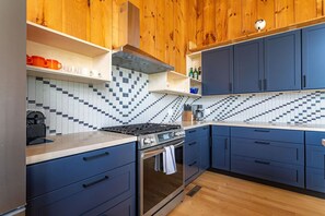 Microondas, horno, placa de cocina y lavavajillas