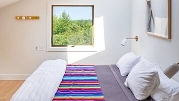 2 quartos, escrivaninha, ferros/tábuas de passar roupa, berço de viagem