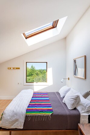 2 habitaciones, escritorio y tabla de planchar con plancha 