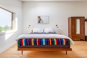 2 chambres, bureau, fer et planche à repasser, lit parapluie