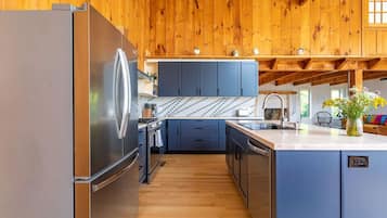 Microondas, horno, parrilla de estufa y lavavajillas