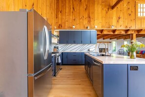 Four à micro-ondes, un four, surface de cuisson, lave-vaisselle