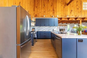 Microwave, oven, stovetop, dishwasher - Artists’ Hideaway in Old Chatham (Old Chatham)