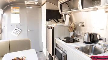 Coffee/tea maker, fridge, microwave, stovetop