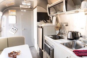 Jääkaappi, mikroaaltouuni, liesi, kahvin-/teenkeitin