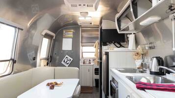 Geladeira, micro-ondas, cooktop