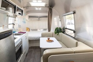 Réfrigérateur, four à micro-ondes, surface de cuisson, cafetière-théière