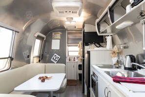 Réfrigérateur, four à micro-ondes, surface de cuisson, cafetière-théière