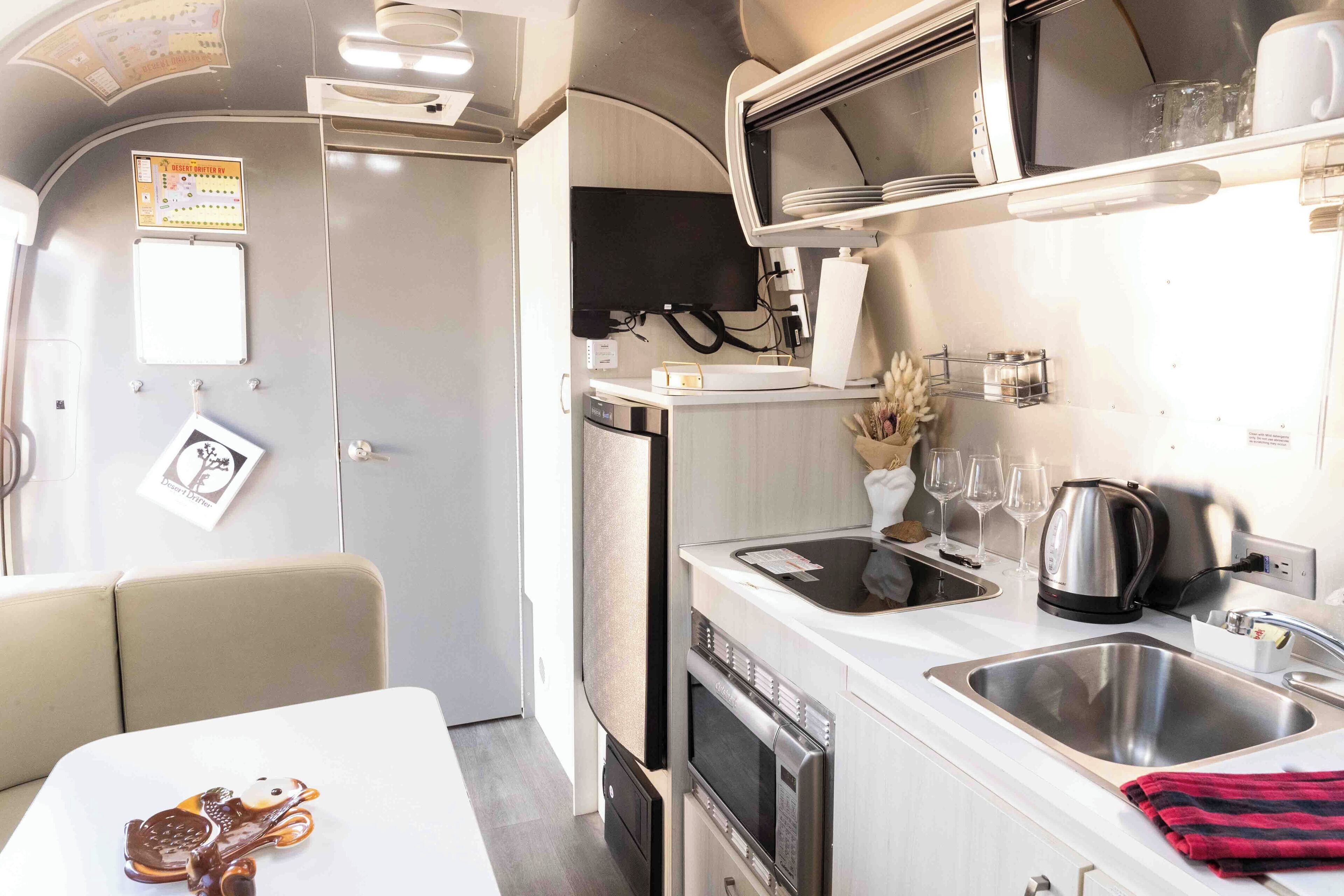 Fridge, microwave, stovetop