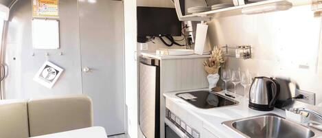 Réfrigérateur, micro-ondes, plaque de cuisson