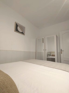 2 slaapkamers, een strijkplank/strijkijzer, wifi, beddengoed