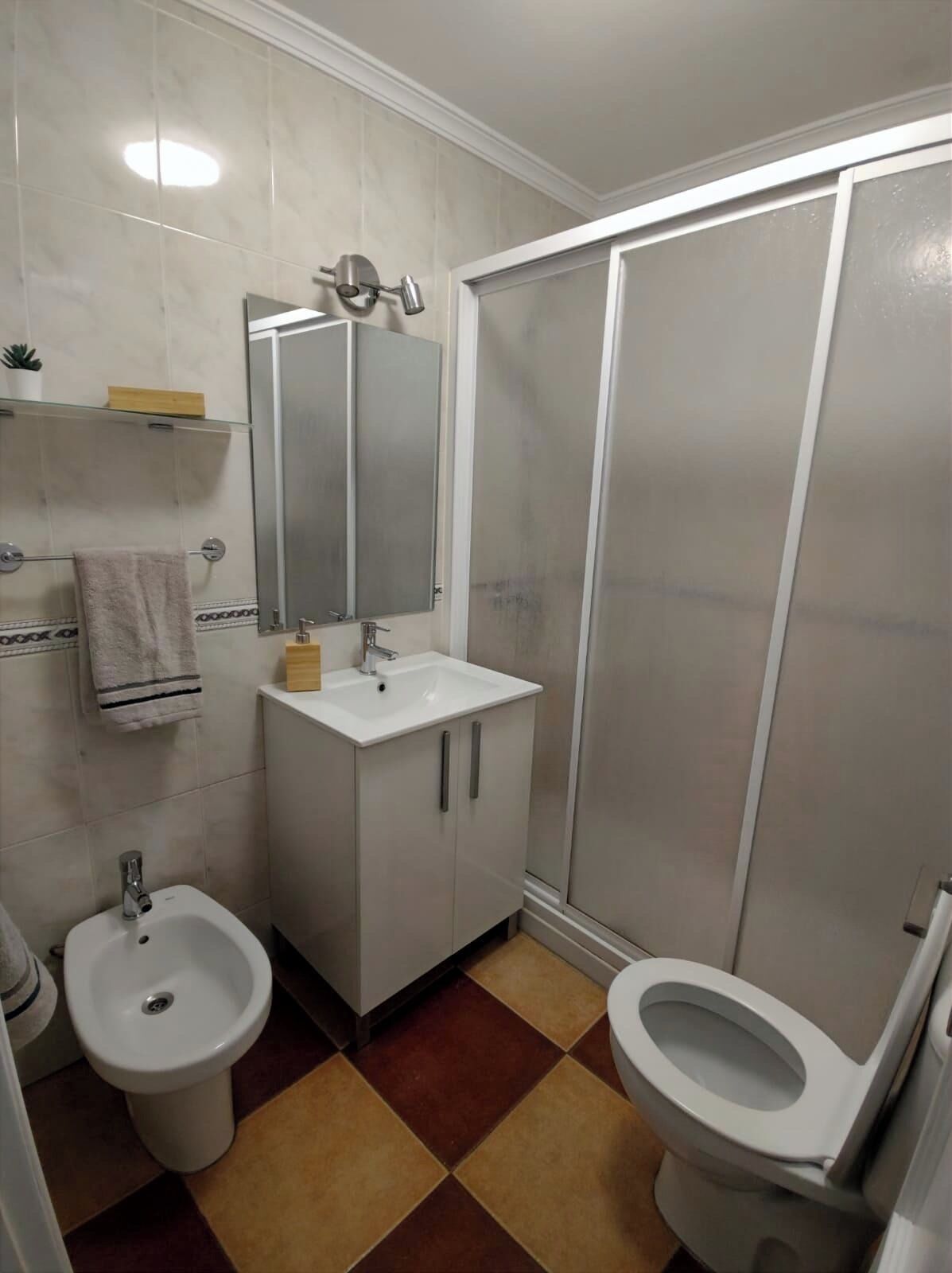 Een haardroger, een bidet, handdoeken, zeep