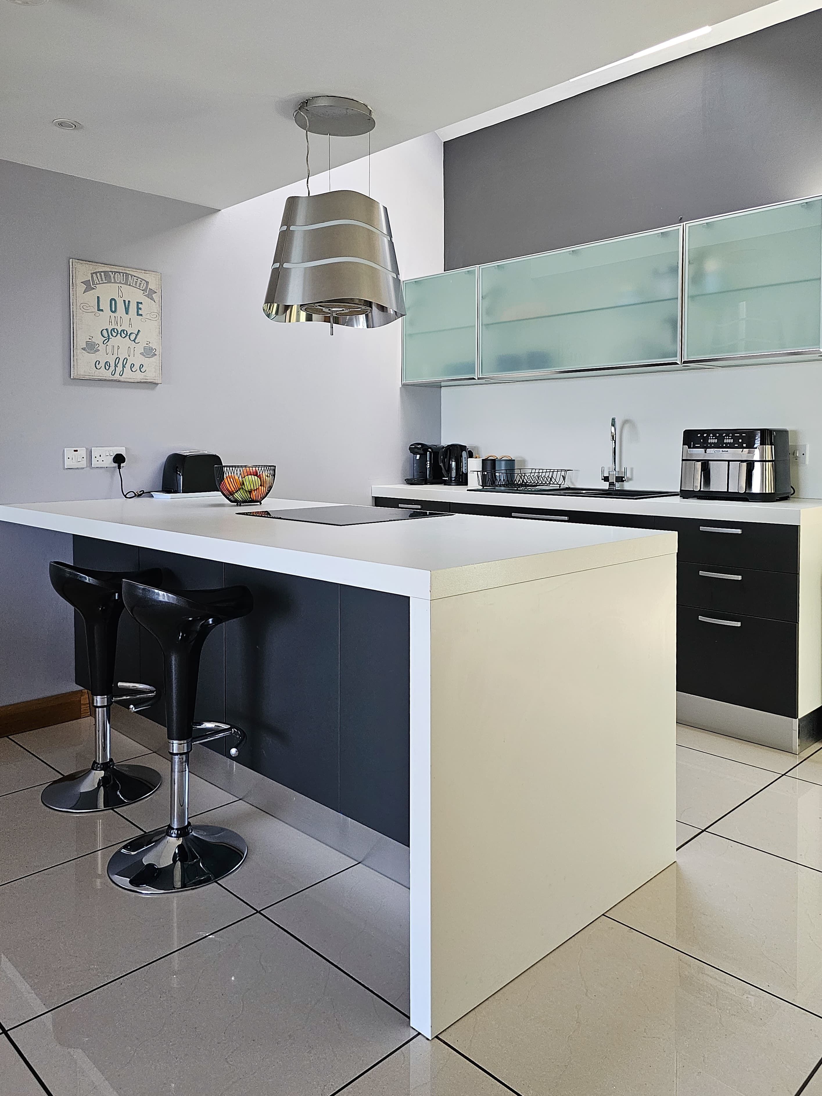 ثلاجة، ميكروويف، فرن، موقد طهي مسطح