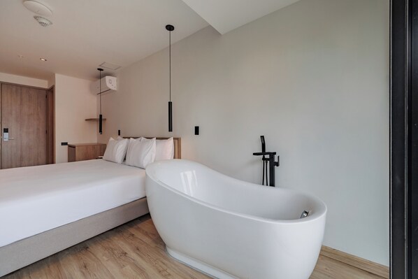 Chambre Deluxe, 1 très grand lit, balcon | Baignoire relaxante profonde