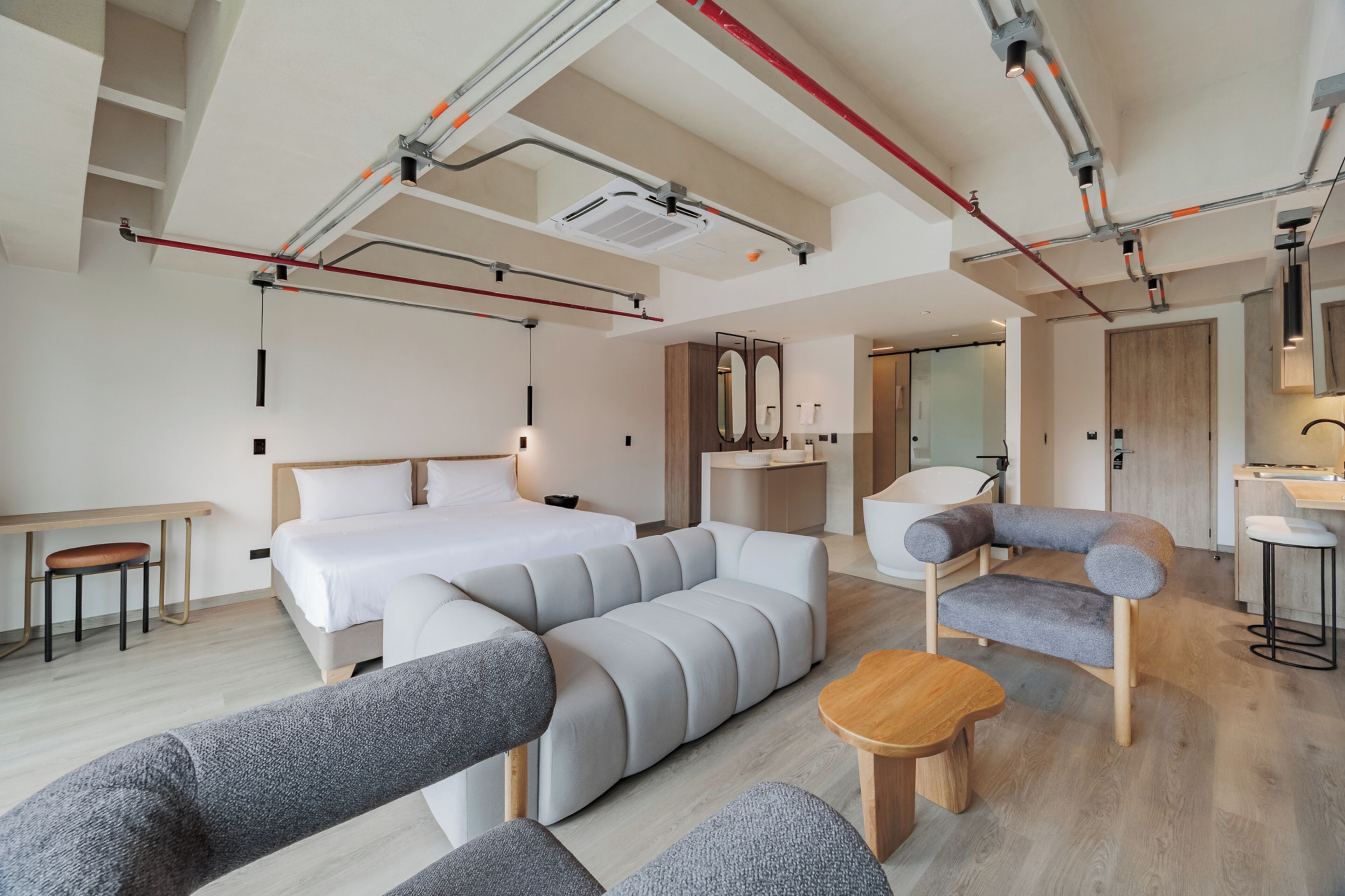 Suite Mewah, 1 Tempat Tidur King, balkon, pemandangan kota | Minibar, brankas, meja kerja, dan ruang kerja ramah laptop