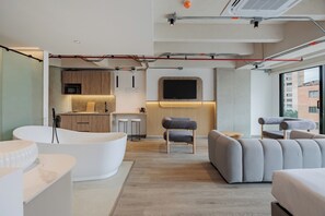 Suite de lujo, 1 cama King size, balcón, vista a la ciudad | Minibar, caja de seguridad en la habitación y escritorio 