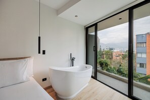 Kamar Deluks, 1 Tempat Tidur King, balkon | Bathtub besar