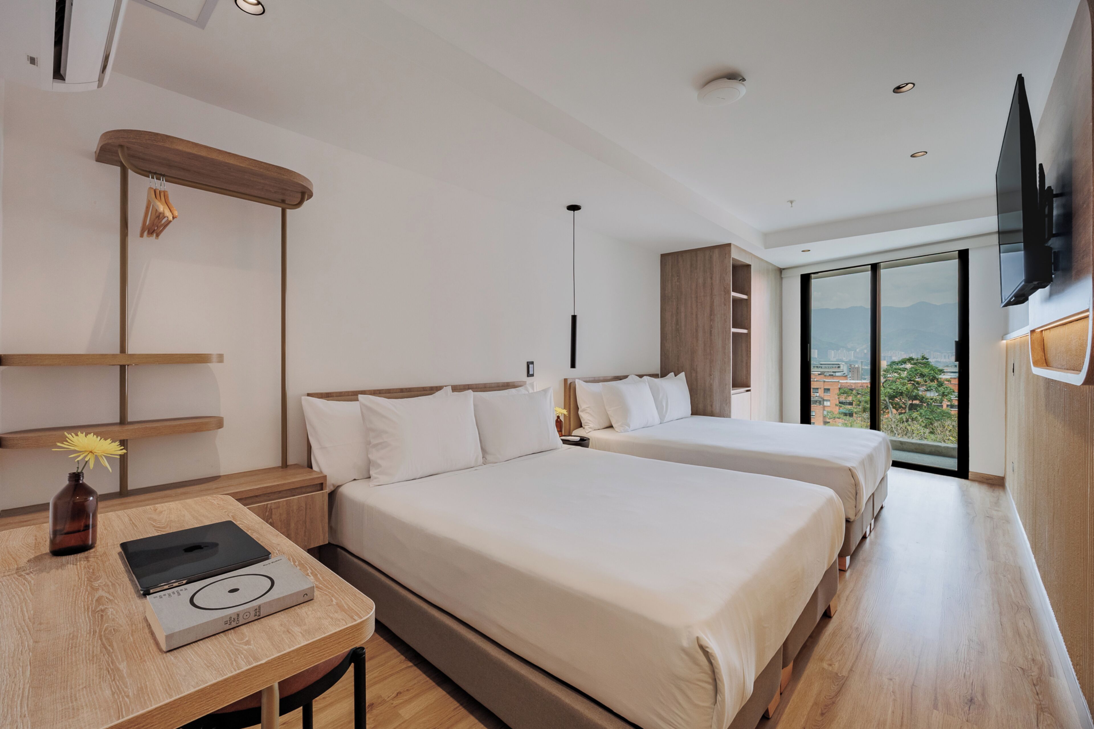 Kahden hengen superior-huone, 2 keskisuurta parisänkyä, parveke | Minibaari, tallelokero huoneessa, työpöytä