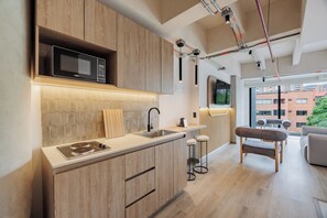 Suite de lujo, 1 cama King size, balcón, vista a la ciudad | Cocina privada | Artículos de limpieza ecológicos 