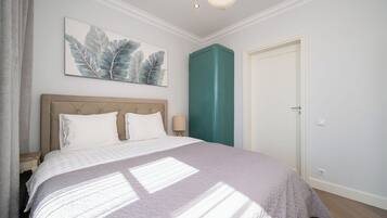 بديكورات فريدة لكل غرفة وطراز فريد لكل وحدة وستائر تعتيم ومكواة/لوح كي