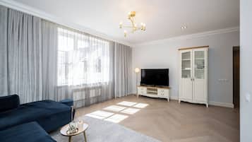 Deluxe Apartment, Air conditioning, City View | Living area