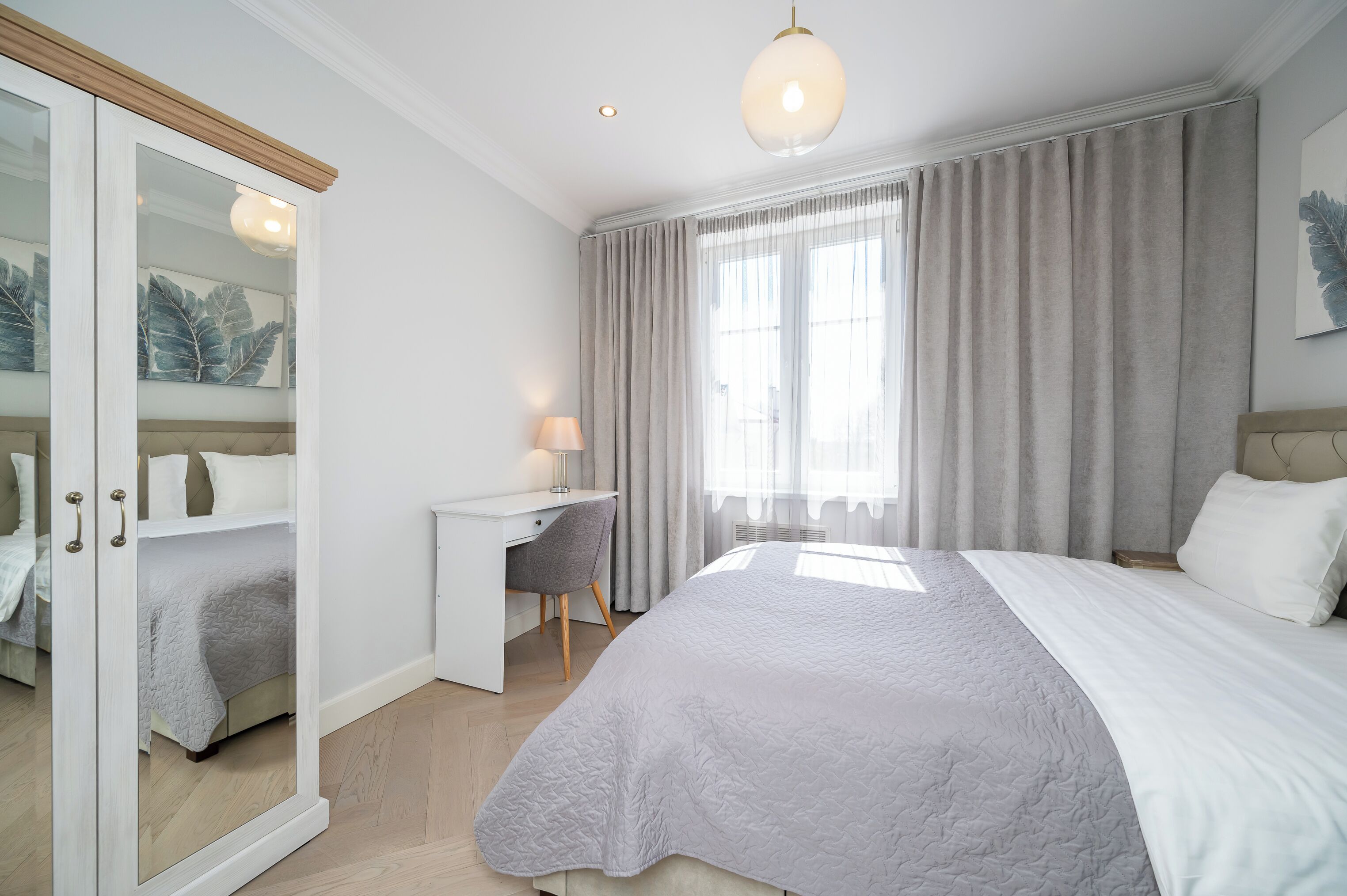 بديكورات فريدة لكل غرفة وطراز فريد لكل وحدة وستائر تعتيم ومكواة/لوح كي