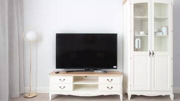 Deluxe Apartment, Air conditioning, City View | Living area