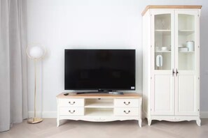 Departamento Deluxe, aire acondicionado, vista a la ciudad | Área de sala de estar