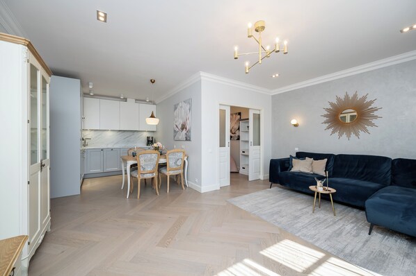 Deluxe Apartment, Air conditioning, City View | Living area