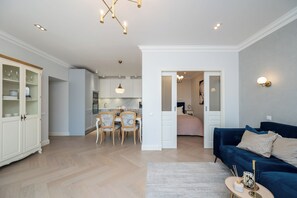 Deluxe Apartment, Air conditioning, City View | Living area