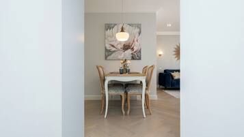 Deluxe Apartment, Air conditioning, City View | In-room dining