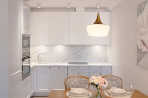 Deluxe Apartment, Air conditioning, City View | Private kitchen