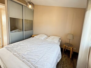 1 bedroom, iron/ironing board, internet