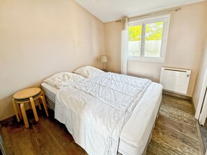 1 chambre, fer et planche à repasser, accès à Internet