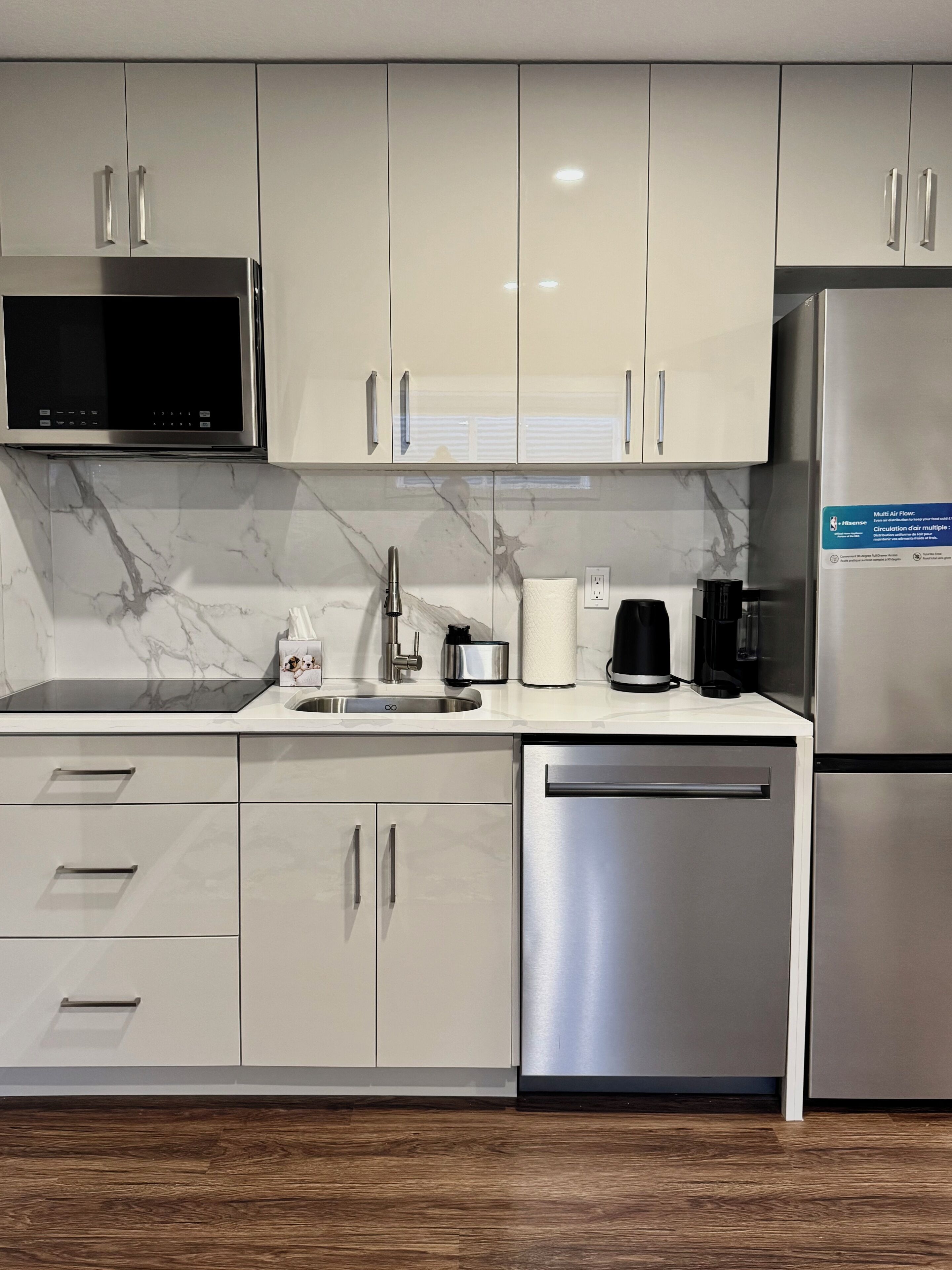 Refrigerador, microondas, lavavajillas y cafetera y tetera 