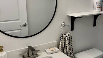 Een douche, een haardroger, handdoeken, zeep