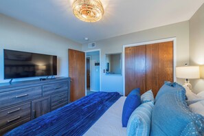 3 bedrooms, individually decorated, individually furnished, bed sheets - Beach Bum Retreat (Cayucos)
