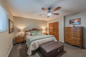 Hus - flere senge - pejs i værelset - havudsigt (Beach Bum Retreat) | 3 soveværelser, individuelt design, individuel indretning, sengetøj