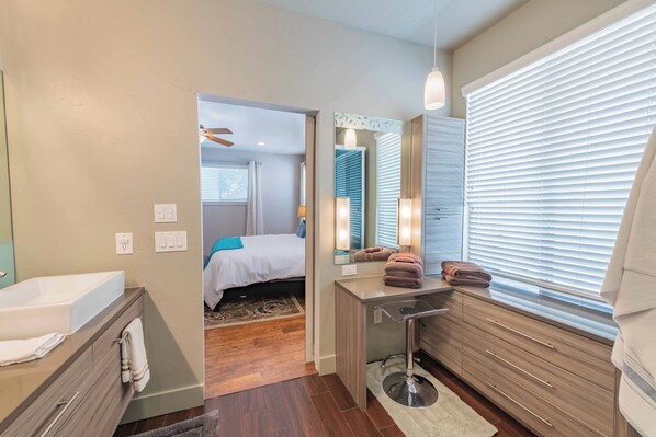 House, Multiple Beds, Hot Tub, Garden View (Red River Retreat) | 5 bedrooms, individually decorated, individually furnished, bed sheets - Red River Retreat (Paso Robles)