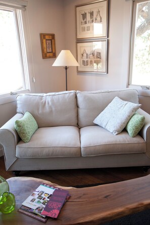 Casa, varias camas, cocina, vista al jardín (Refugio Cosetta) | Área de sala de estar