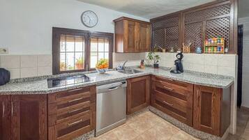 Frigorífic, microones, forn i placa de cuina