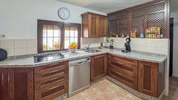 Fridge, microwave, oven, stovetop - La Zaranda de Pinillos Antequera by Ruralidays (Málaga)