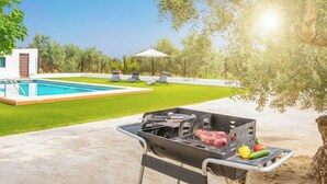 A backyard with a barbecue grill, a swimming pool, and lounge chairs. - La Zaranda de Pinillos Antequera by Ruralidays (Málaga)