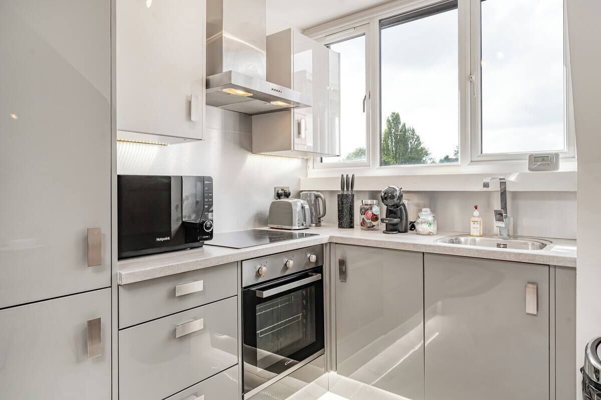 Classic Apartment | Private kitchen | Full-sized fridge, microwave, oven, stovetop