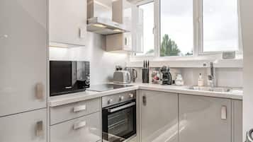 Appartement Classique | Cuisine privée | Grand réfrigérateur, micro-ondes, four, plaque de cuisson